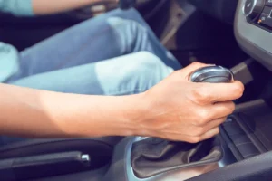 Handmatig rijden Amsterdam West tijdens een schakelrijles met rijinstructeur