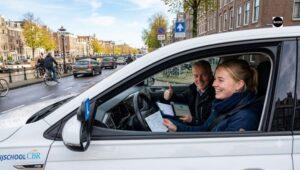 Leerling slaagt voor het CBR praktijkexamen in Amsterdam.