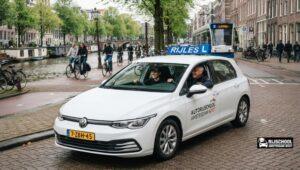 Goedkope rijschool Amsterdam West met professionele rijinstructeur tijdens een rijles.