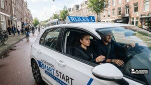 Proefles bij rijschool Amsterdam West met leerling die eerste rijles volgt